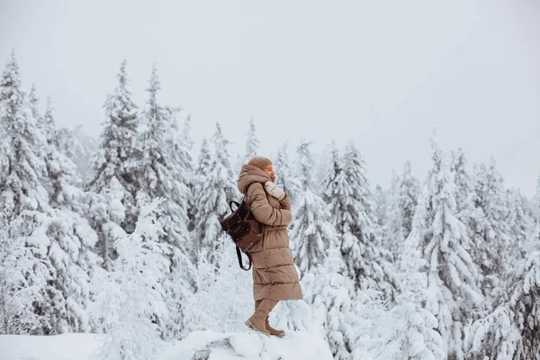Portrait d'une jeune fille dans la forêt d'hiver — Photo
