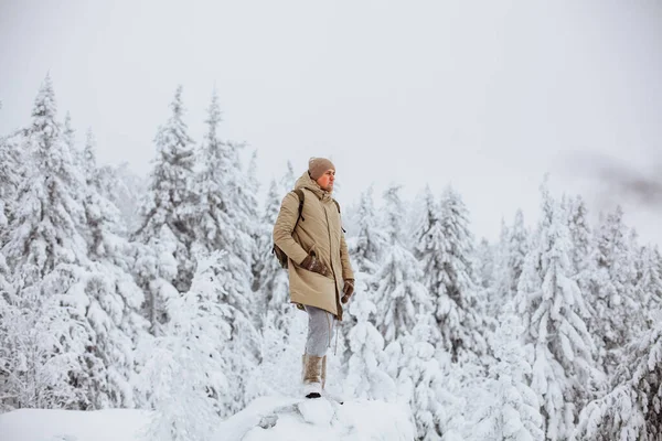 Portrait d'un jeune homme dans la forêt d'hiver — Photo