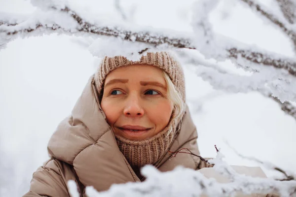 Kış aylarında genç bir kızın portresi — Stok fotoğraf