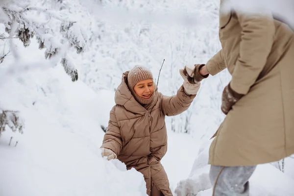 Couple in love walks through the winter forest — Stock Photo, Image