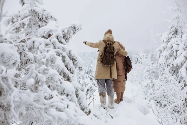 Couple aimant de voyageurs dans les montagnes couvertes — Photo