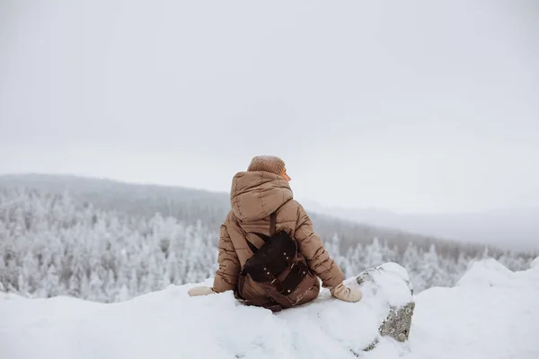 Portrait d'une jeune voyageuse dans les montagnes enneigées — Photo