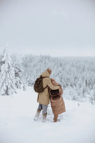 Loving couple of travelers in the covered mountains — Stock Photo, Image