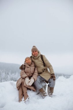 Örtülü dağlarda birbirini seven iki gezgin