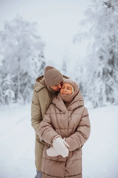 Loving couple hugging in the winter forest — Stock Photo, Image