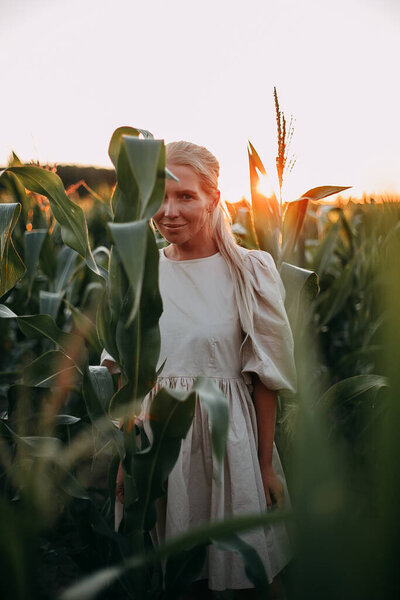 Портрет молодой девушки в поле кукурузных листьев