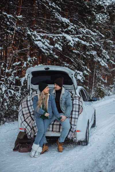 Loving Young Couple Embrace Sits Trunk White Car Winter Young — Stock Photo, Image