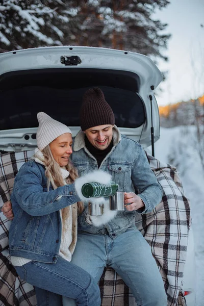 Loving Young Couple Embrace Sits Trunk White Car Winter Pours — Stock Photo, Image