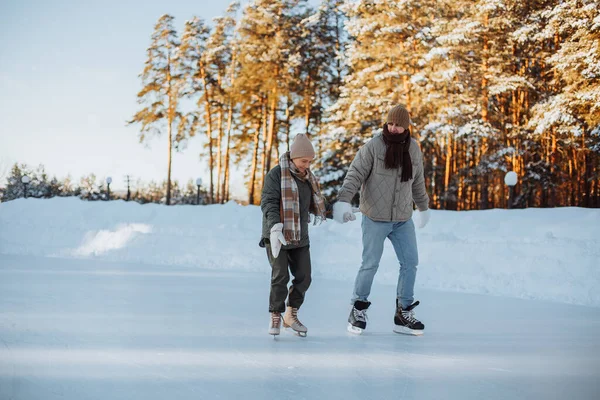 Couple Love Skates Holding Hands Skating Rink Outdoors Park Winter — Stock Photo, Image