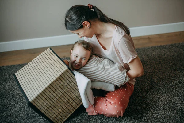 Een Jonge Brunette Moeder Een Home Suit Zit Thuis Vloer — Stockfoto