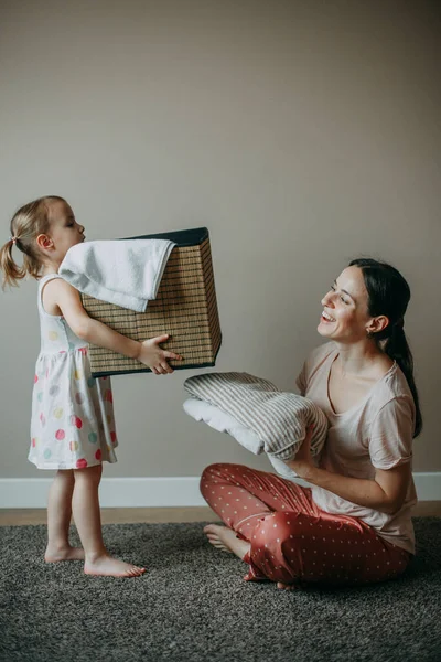 Daughter Dress Home Carrying Basket Washed Clothes Her Mother Young — Stock Photo, Image