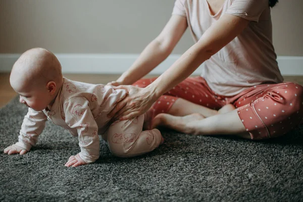 Mama Siedzi Domu Piżamie Podłodze Pomaga Synowi Nauczyć Się Czołgać — Zdjęcie stockowe