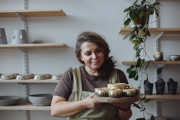 Жінка Середнього Віку Плюс Розміру Керамічній Майстерні Екологічно Чистим Глиняним — стокове фото