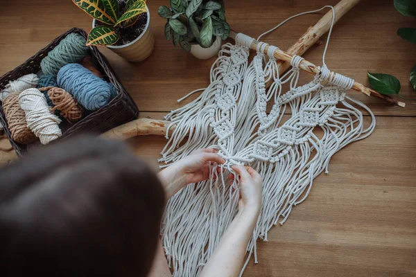 Una Chica Morena Teje Panel Blanco Usando Técnica Del Macramé — Foto de Stock