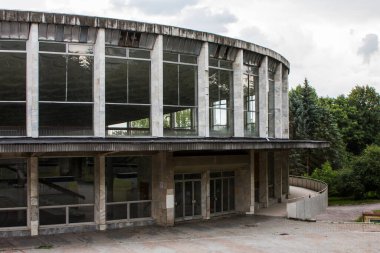 Truskavets şehrindeki terk edilmiş Sovyet pompa odasının bölgesi. Ukrayna 