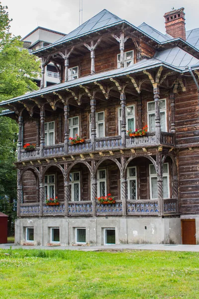 Truskavets 'teki güzel tarihi ahşap villa. Ukrayna 