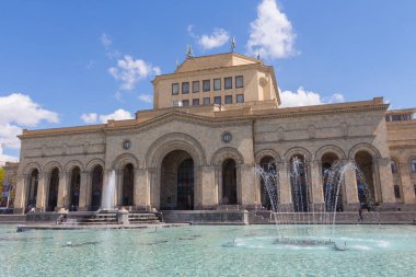 Erivan 'daki Devrim Meydanı' nın merkez meydanına Ulusal Tarih Müzesi inşa edildi. Ermenistan 