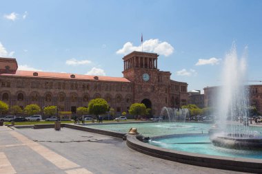 Şehrin merkez meydanındaki hükümet binası, Erivan 'daki Devrim Meydanı. Ermenistan 