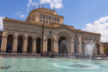 Erivan 'daki Devrim Meydanı' nın merkez meydanına Ulusal Tarih Müzesi inşa edildi. Ermenistan 