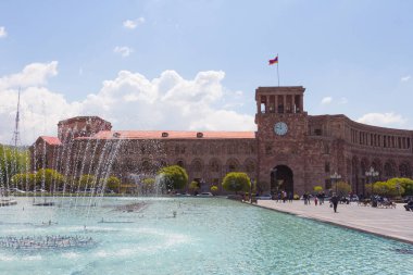 Şehrin merkez meydanındaki hükümet binası, Erivan 'daki Devrim Meydanı. Ermenistan 