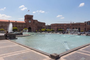Şehrin merkez meydanındaki hükümet binası, Erivan 'daki Devrim Meydanı. Ermenistan 