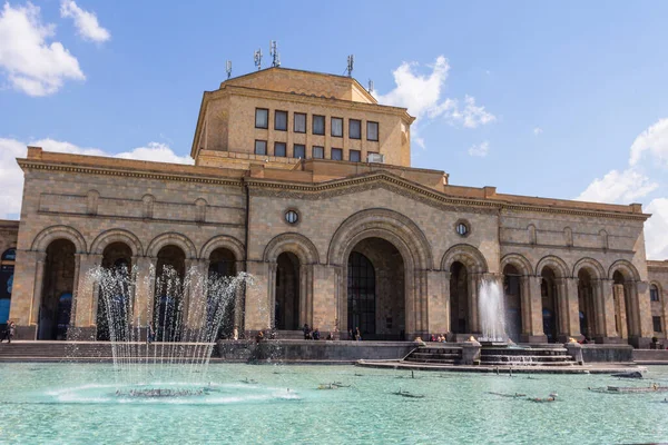 Erivan 'daki Devrim Meydanı' nın merkez meydanına Ulusal Tarih Müzesi inşa edildi. Ermenistan 