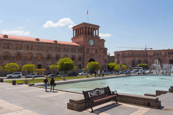 Şehrin merkez meydanındaki hükümet binası, Erivan 'daki Devrim Meydanı. Ermenistan 