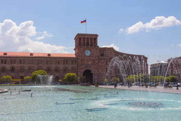 Şehrin merkez meydanındaki hükümet binası, Erivan 'daki Devrim Meydanı. Ermenistan 