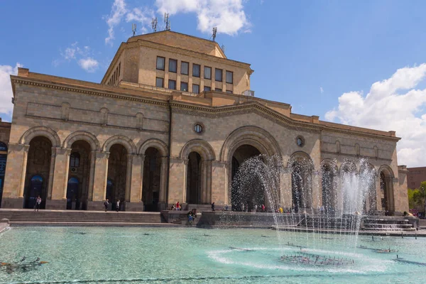 Erivan 'daki Devrim Meydanı' nın merkez meydanına Ulusal Tarih Müzesi inşa edildi. Ermenistan 