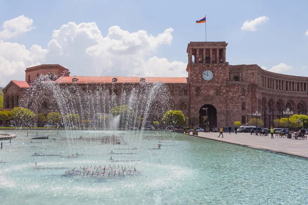 Şehrin merkez meydanındaki hükümet binası, Erivan 'daki Devrim Meydanı. Ermenistan 
