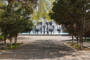 Erivan parkında sıradışı bir çeşme. Ermenistan 