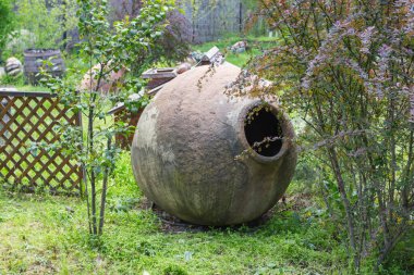 Erivan parkında büyük tarihi şarap sürahisi. Ermenistan 