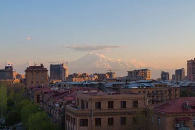 Gün batımında Erivan şehri panoraması. Ermenistan 