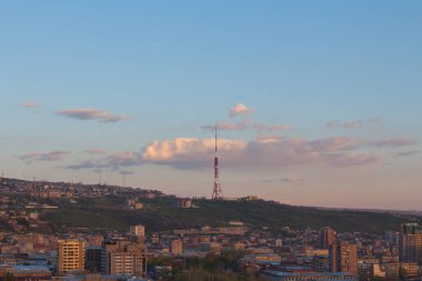 Gün batımında Erivan 'daki TV kulesinin görüntüsü. Ermenistan