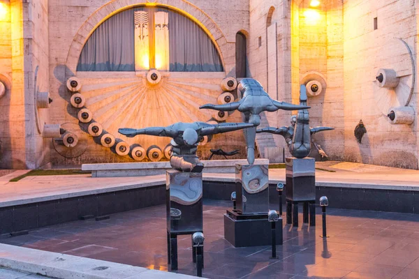 Rzeźby Sportowców Znajdują Się Nocy Przy Ormiańskim Pomniku Narodowym Kaskada — Zdjęcie stockowe
