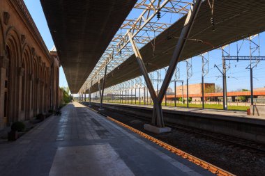 Erivan tren istasyonuna iniş platformu. Ermenistan 