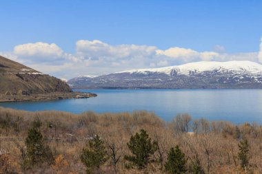 Sevan Gölü manzarası ve Ermenistan 'daki karlı tepeler.