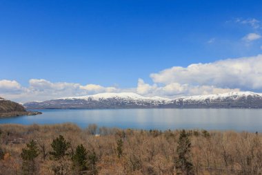 Sevan Gölü manzarası ve Ermenistan 'daki karlı tepeler.