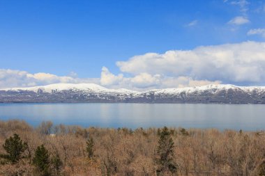 Sevan Gölü manzarası ve Ermenistan 'daki karlı tepeler.