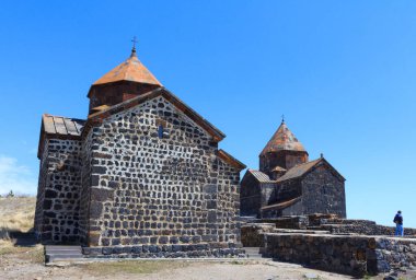 Ermenistan 'daki Sevanavank Gölü yakınlarındaki antik manastırın binaları. 