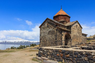 Ermenistan 'daki Sevanavank Gölü yakınlarındaki antik manastırın binaları. 