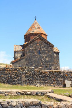 Ermenistan 'daki Sevanavank Gölü yakınlarındaki antik manastırın binaları. 