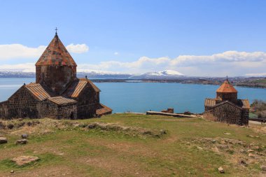 Ermenistan 'daki Sevanavank Gölü yakınlarındaki antik manastırın binaları. 