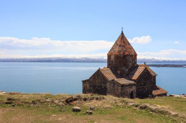 Ermenistan 'daki Sevanavank Gölü yakınlarındaki antik manastırın binaları. 