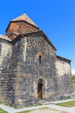 Ermenistan 'daki Sevanavank Gölü yakınlarındaki antik manastırın binaları. 