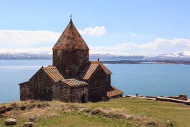 Ermenistan 'daki Sevanavank Gölü yakınlarındaki antik manastırın binaları. 