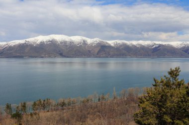 Sevan Gölü manzarası ve Ermenistan 'daki karlı tepeler.
