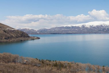 Sevan Gölü manzarası ve Ermenistan 'daki karlı tepeler.