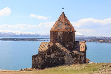 Ermenistan 'daki Sevanavank Gölü yakınlarındaki antik manastırın binaları. 