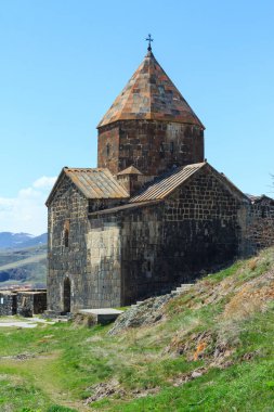 Ermenistan 'daki Sevanavank Gölü yakınlarındaki antik manastırın binaları. 
